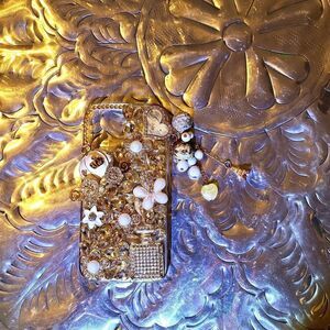 I phone 13 phone case has jewels, pearls, carriage, eiffel tower,rhinestones,new